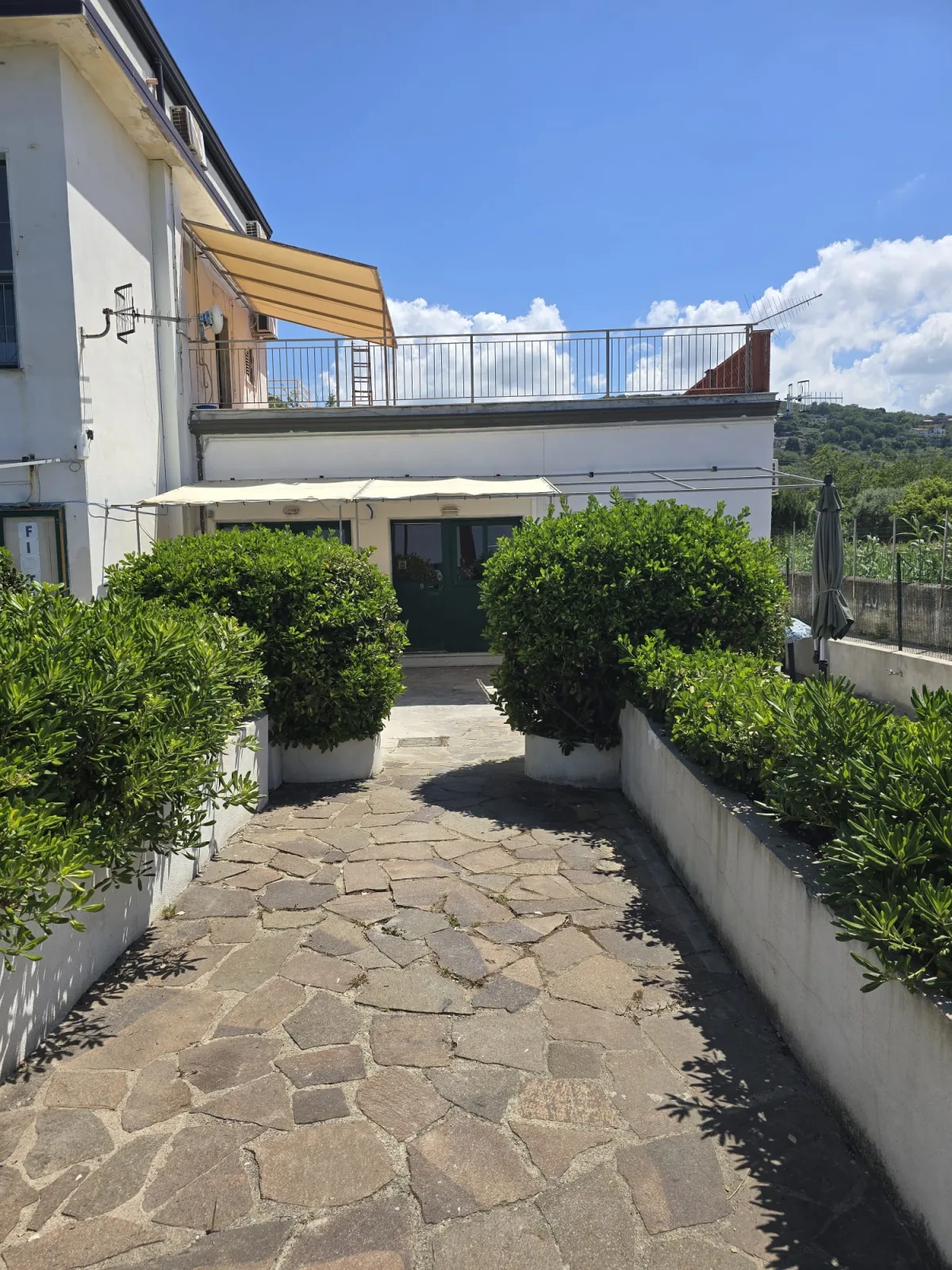 Blue Ray Room — appartamento residence Vistamare, corte esterna