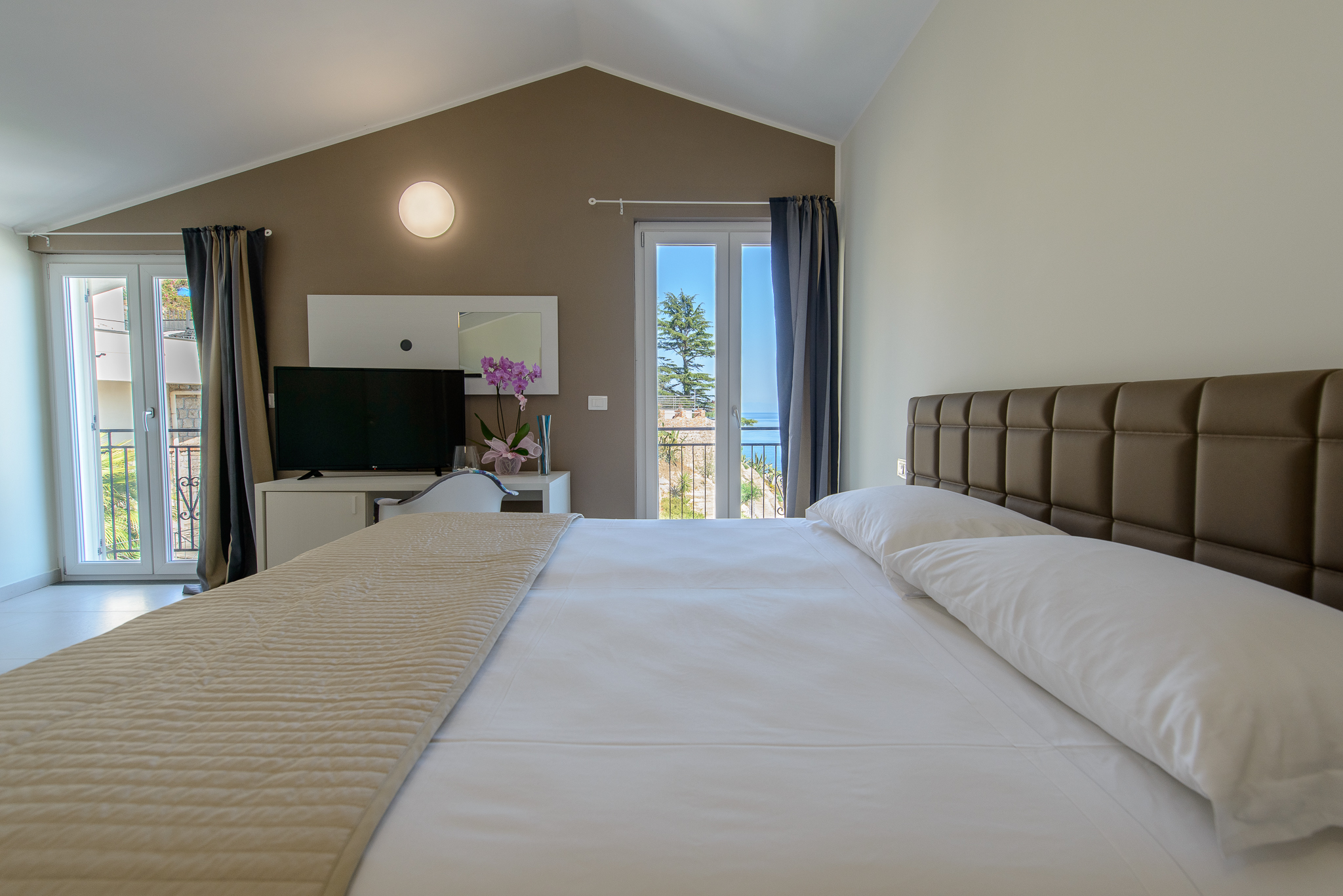 Brown Room — dettaglio
